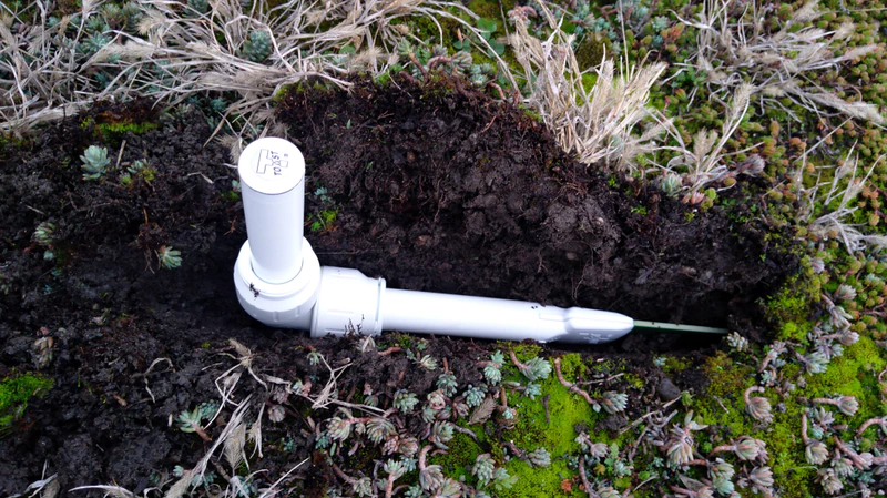 TMS Bend in an open installation trench, its sensor in the soil