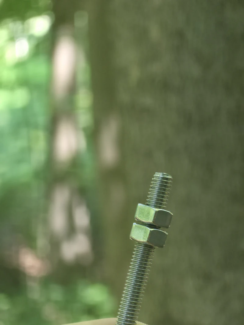 Mounting screw with its nuts aligned
