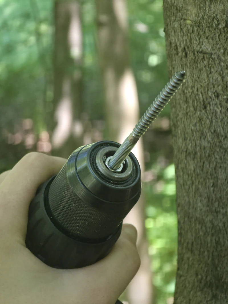 Mounting screw held in the drill chuck